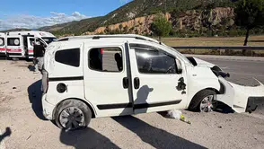 D-100 kara yolunda dehşet anları: Takla atan araçta dört kişi yaralandı