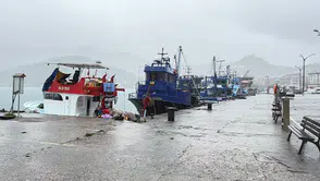 Amasra'da doğa öfkesini kustu: Dev dalgalar limanı dövdü, deniz çamura bulandı