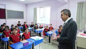 Bakan Tekin'in Yalova ziyaretinde hüzünlü anlar: Kayıp öğretmenin meslektaşlarına taziye