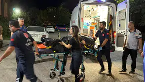Kahta'da gece vakti dehşet: Kaldırımda otururken otomobilin hedefi oldu