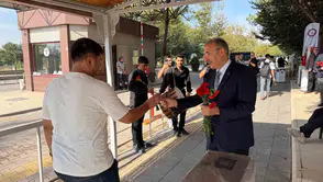 Fırat Üniversitesi'nde kampüs kapıları çiçeklerle açıldı: İlk gün heyecanı zirveye ulaştı