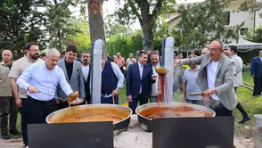 Meram'da nostalji rüzgarı: Odun ateşinde kaynayan pekmezler çocukluk anılarını canlandırdı