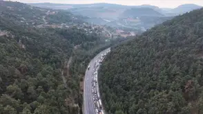 Mersin otoyolunda korku dolu anlar: Alev topuna dönen TIR trafiği felç etti