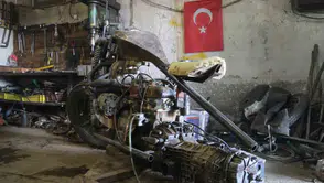 Babasının 'uğraşma olmaz' dediği projede sona geldi: Otomobil motorundan devasa motosiklet
