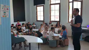 Van'da kütüphane duvarları yıkıldı: Anneler üretiyor, çocuklar masallarla büyüyor