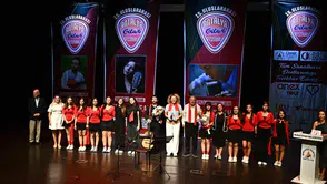 Antalya'nın sanat takviminde 15 yıllık gelenek: Gitarın dev isimleri Türkan Şoray'da buluştu