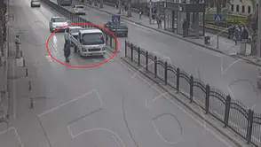 Yaya geçidinde duran kamyonete arkadan çarptı: O anlar saniye saniye kaydedildi