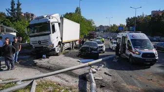 İzmir'de tır faciası: 2 ölü, 5 yaralı; ağır yaralı polisler yaşam mücadelesi veriyor
