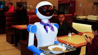 İnsanlı garson devri kapanıyor mu: Çin'de garson robot hizmeti