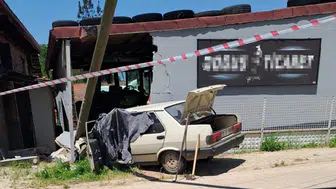 Duvara çarpan otomobildeki yaşlı çift öldü