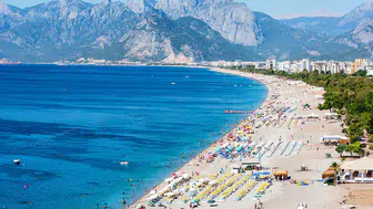 Antalya kavurucu sıcaklara teslim oldu: Plajlarda yer kalmadı