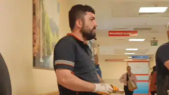 Çivi tabancası eline saplandı, hastanelik oldu