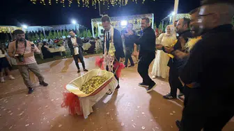 Düğün takısını altın yerine el arabası dolusu bozuk para getirdiler