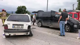 İnegöl'de ortalık savaş alanına döndü: Kavşakta feci kaza, 9 yaralı