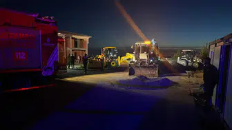 Büyükçekmece'de inşaat alanında toprak kayması: 2 işçi göçük altında kaldı