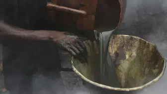 Nijerya'da petrol hırsızlığı yapmaya çalışan 37 kişi zehirlenerek hayatını kaybetti
