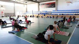 Nazilli'de kadınların sabah enerjisi: Spor salonunda 100 kişilik dayanışma