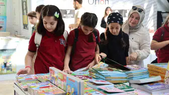 Kocaeli'de Genç Okurlar İçin Edebiyat Şöleni: Binlerce Kitap Bir Arada