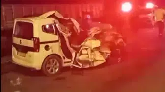 Midyat yolunda gece yarısı dehşeti: Hafif ticari araç TIR'a ok gibi saplandı