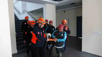 Kars'ta okul bahçesinde nefes kesen anlar: Minikler afetle mücadeleyi yerinde öğrendi