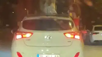 Trafikte ölüme davetiye: Otomobilin tavanında dans ettiler