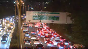 Megakentte akşam trafiği kilitlendi: Yüzde 89 yoğunlukla yollar felç oldu