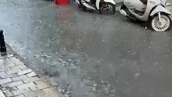 Çanakkale'de aniden bastıran sağanak hayatı felç etti