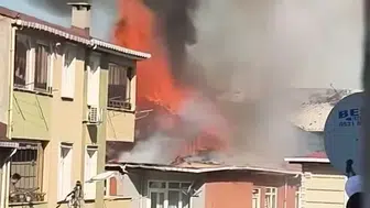 Sultanbeyli'de korku dolu anlar: Çatı katı bir anda alevlere teslim oldu