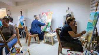 Efeler'de tuvalin başına geçenler stres atıyor: Sanatla gelen huzur