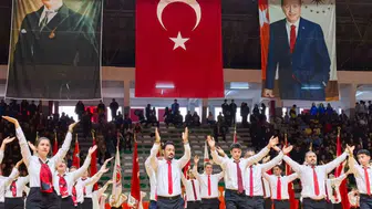 İnegöl'de Cumhuriyet coşkusu: 103 öğretmen sahneye çıktı, salon ayakta alkışladı