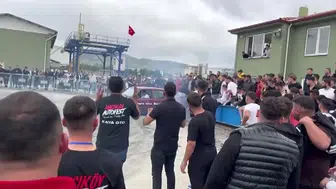 Modifiye festivalinde eğlence kabusa döndü: Drift yapan araç bariyerlere daldı