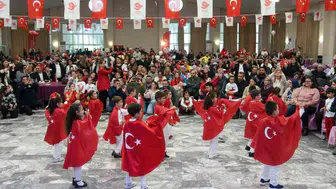Efeler'de Cumhuriyet coşkusu çocukların İstiklal Marşı'na eşlik etmesiyle zirveye ulaştı