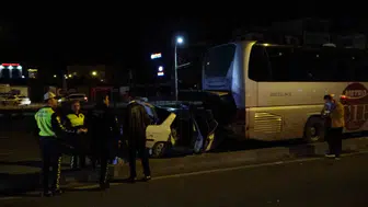 Gece yarısı dehşeti: Otobüsün altına giren otomobilden üç kişi sağ çıktı