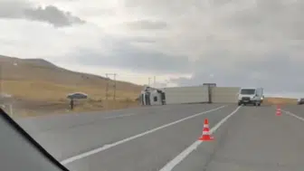 Van-Erciş yolunda korkutan kaza: Tır devrildi