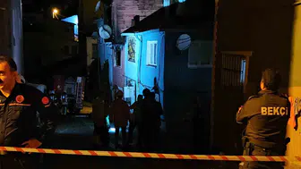 Fatih'te gece yarısı dehşeti: İki katlı binadan acı haber geldi