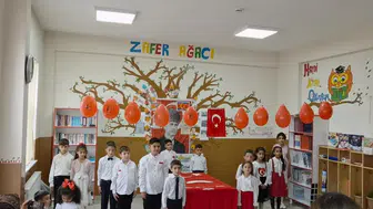 Kars'ta minik öğrencilerden Cumhuriyet'e 10 kıtalık dev sadakat