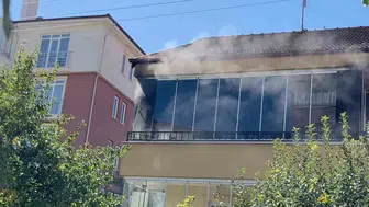 Bolu'da korkutan balkon yangını: Alevler eve sıçramadan söndürüldü
