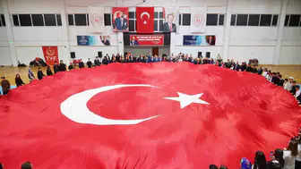 Ayvalık'ta Cumhuriyet Bayramı coşkusu: Yağmur durduramadı, salonlar dolup taştı