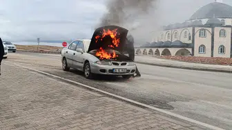Besni'de korku dolu anlar: Seyir halindeki otomobil bir anda alev topuna döndü