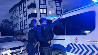 Ehliyet hayali kısa sürdü: Kulağındaki düzenek başına iş açtı