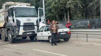 Isparta'da korkutan kafa kafaya çarpışma: Hafriyat kamyonunun altına giren otomobilden mucizevi kurtuluş