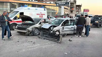 Aksaray'da zincirleme kaza: Park halindeki araca çarparak durabildiler