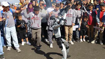 Şanlıurfa'da teknoloji şöleni: İnsansı robotla halay çeken vatandaş türkü söyleyip öptü