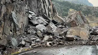 Şırnak'ta doğa geçit vermedi: Dev kayalar ulaşımı kesti