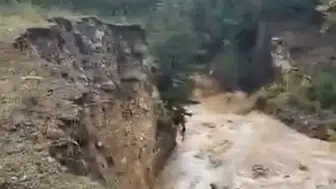 Uludağ'ın eteklerinde korku dolu anlar: Dere yatağında toprak kayması kamerada