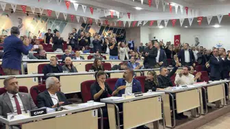 Çiğli Belediye Meclisi'nde şok anlar: Başkan Yıldız'a yönelik protesto şişe fırlatılmasıyla tırmandı