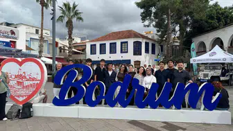 Konferans salonunda başlayan diyalog Bodrum’da unutulmaz bir tatile dönüştü