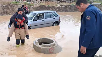 Karlısu'da korku dolu anlar: Sulara gömülen araçtaki öğrencilerin imdadına itfaiye yetişti
