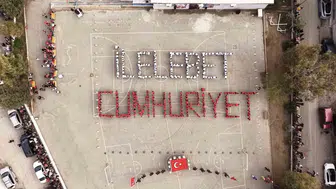 Buca'da miniklerden gökyüzünden okunan Cumhuriyet mesajı
