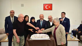 Aydın'da anlamlı gün: Vali Varol huzurevi sakinlerinin elini öptü